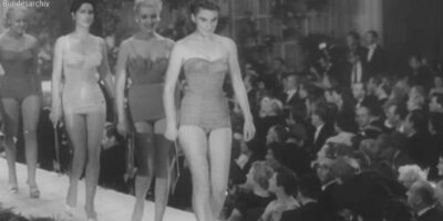 Frauen auf dem Laufsteg für die Wahl zur Miss Germany 1955