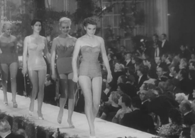 Frauen auf dem Laufsteg für die Wahl zur Miss Germany 1955